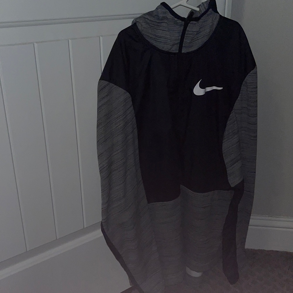 Nike basketball jacket Size Large with fill zipper.